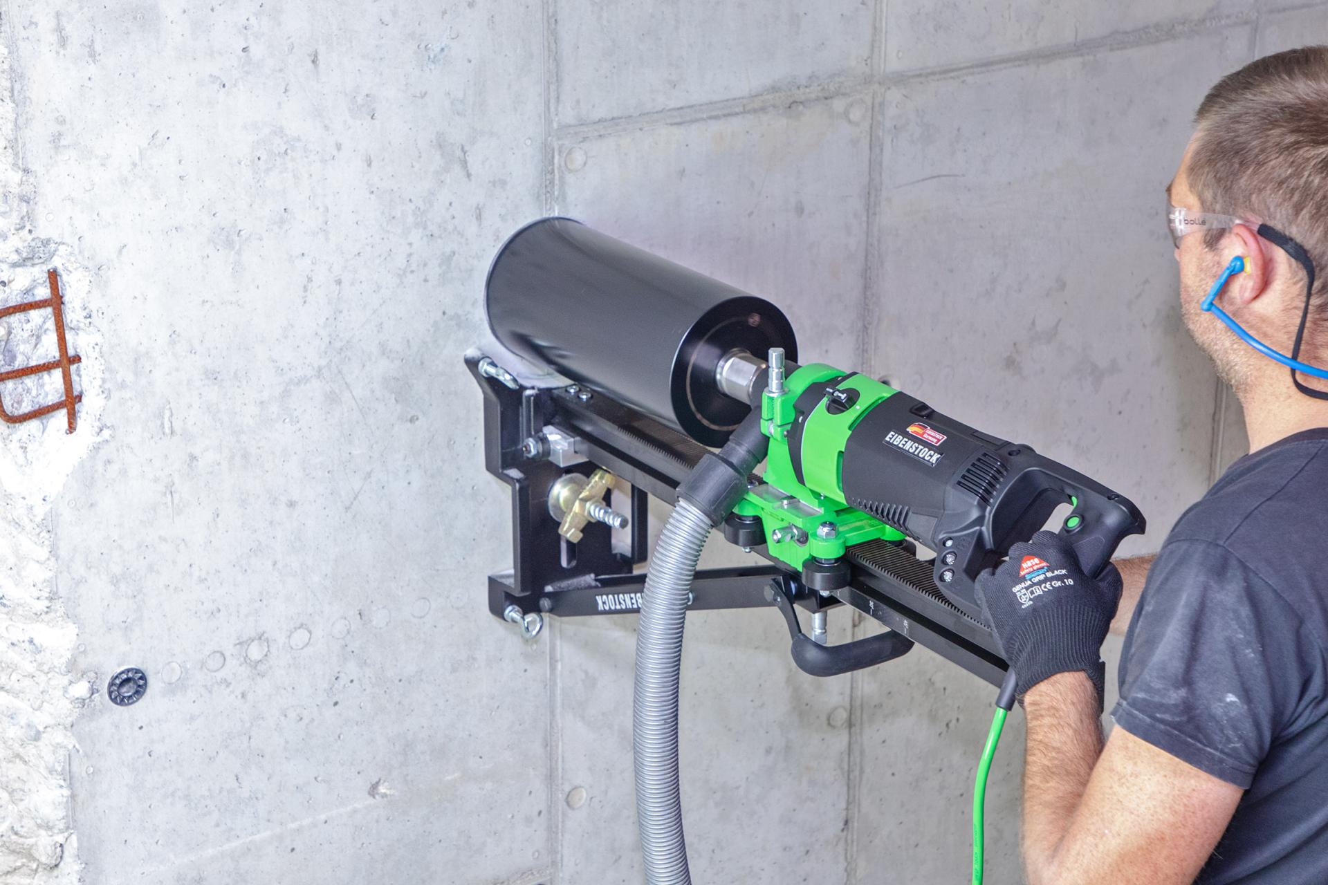 Jádrové vrtání: otvor <Ø141mm, materiál cihla/zdivo/ytong (cena za m)